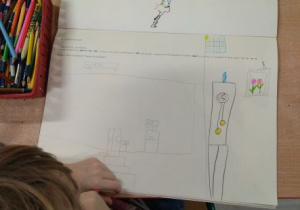 Dziewczynka rysuje swoją wizualizację świata wokół głoski u